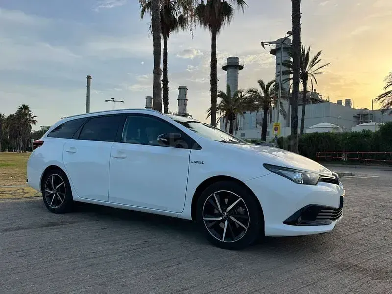 Usado Toyota Auris Hybrid Active 136 CV (100 kW) 2018 Blanco Berlina
