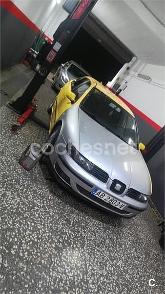 Usado Seat Leon Sport 110 CV (80 kW) 2000 Amarillo Berlina