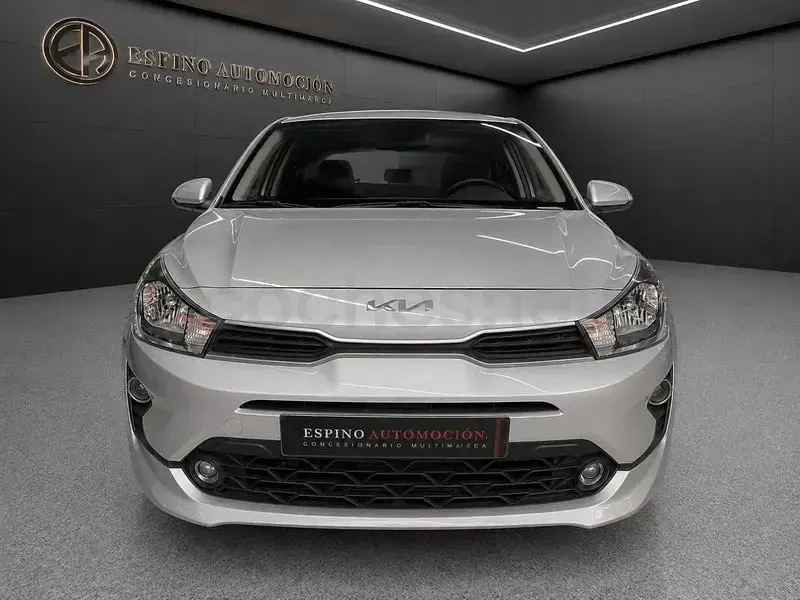 Usado Kia Rio 100 CV (73 kW) 2023 Gris / plata Berlina