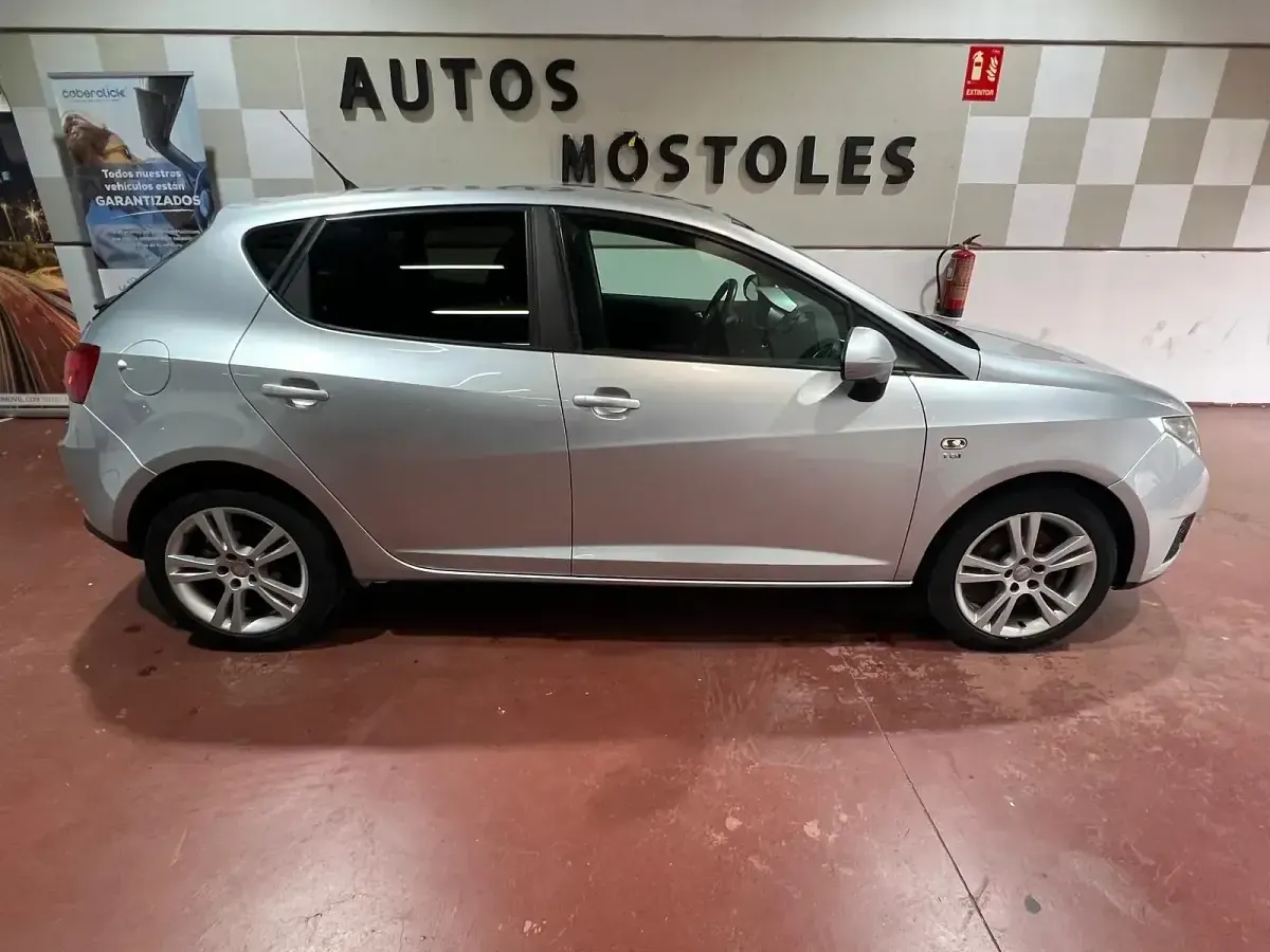 Begagnad Seat Ibiza Style 105 HK (77 kW) 2010 Grå Sedan