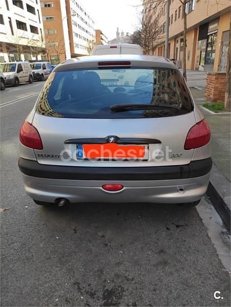 Usado Peugeot 206 70 CV (51 kW) 2002 Gris / plata Berlina