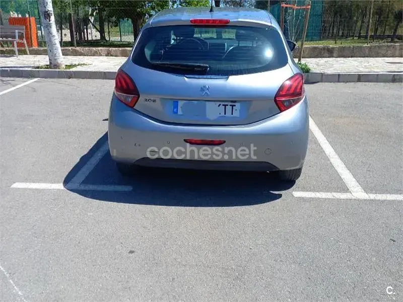 Usado Peugeot 208 Allure 100 CV (73 kW) 2019 Gris / plata Utilitario