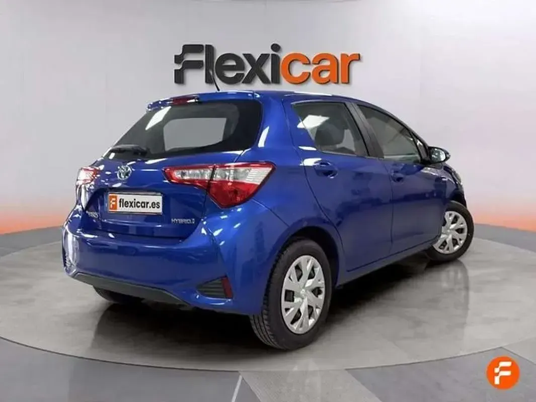 Usado Toyota Yaris Hybrid Active 99 CV (72 kW) 2020 Azul Utilitario
