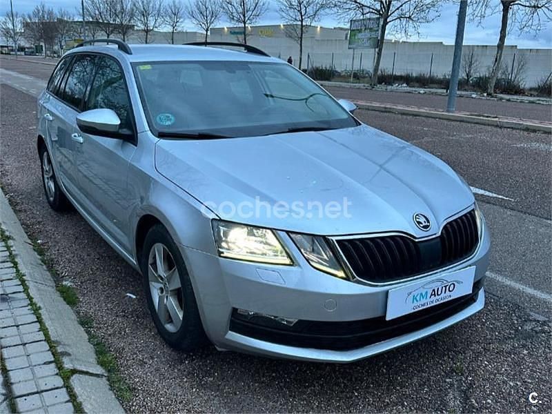 Usado Skoda Octavia Ambition 150 CV (110 kW) 2018 Gris / plata Familiar