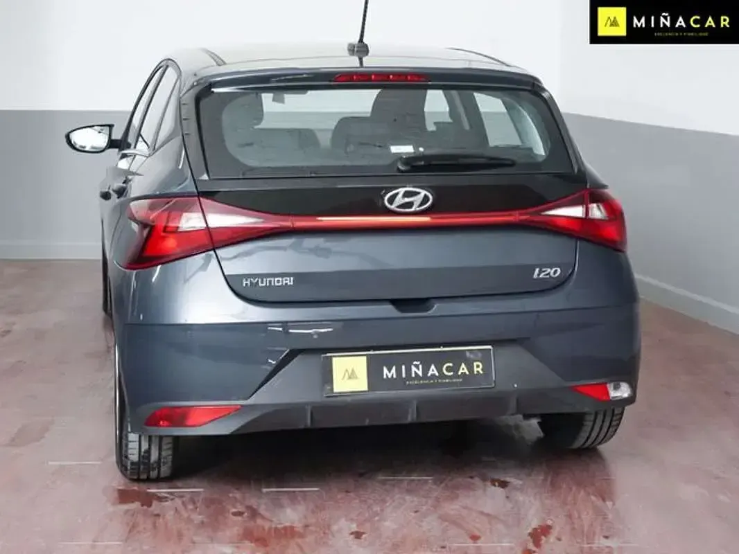 Usado Hyundai i20 101 CV (74 kW) 2023 Gris Utilitario