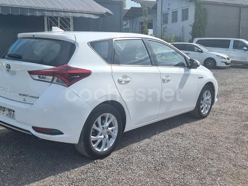 Usado Toyota Auris Hybrid Active 136 CV (100 kW) 2016 Blanco Berlina
