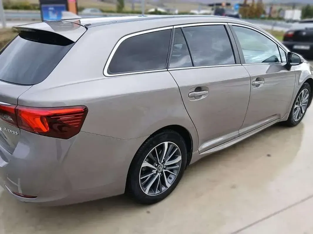 Usado Toyota Avensis Executive 143 CV (105 kW) 2015 Gris Familiar