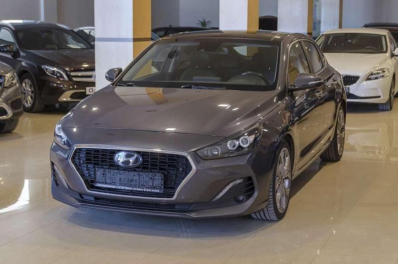 Usado Hyundai i30 Style 136 CV (100 kW) 2019 Gris Utilitario