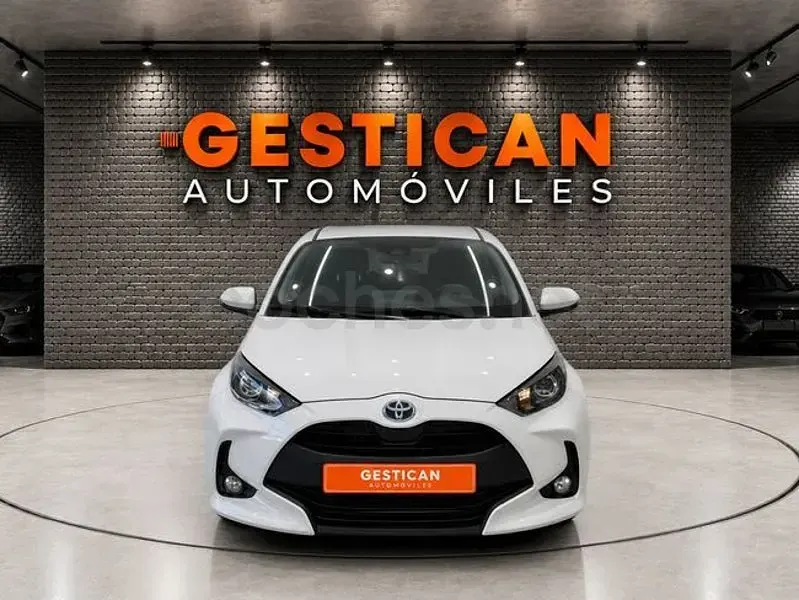 Usado Toyota Yaris Hybrid Active 116 CV (85 kW) 2022 Blanco Berlina