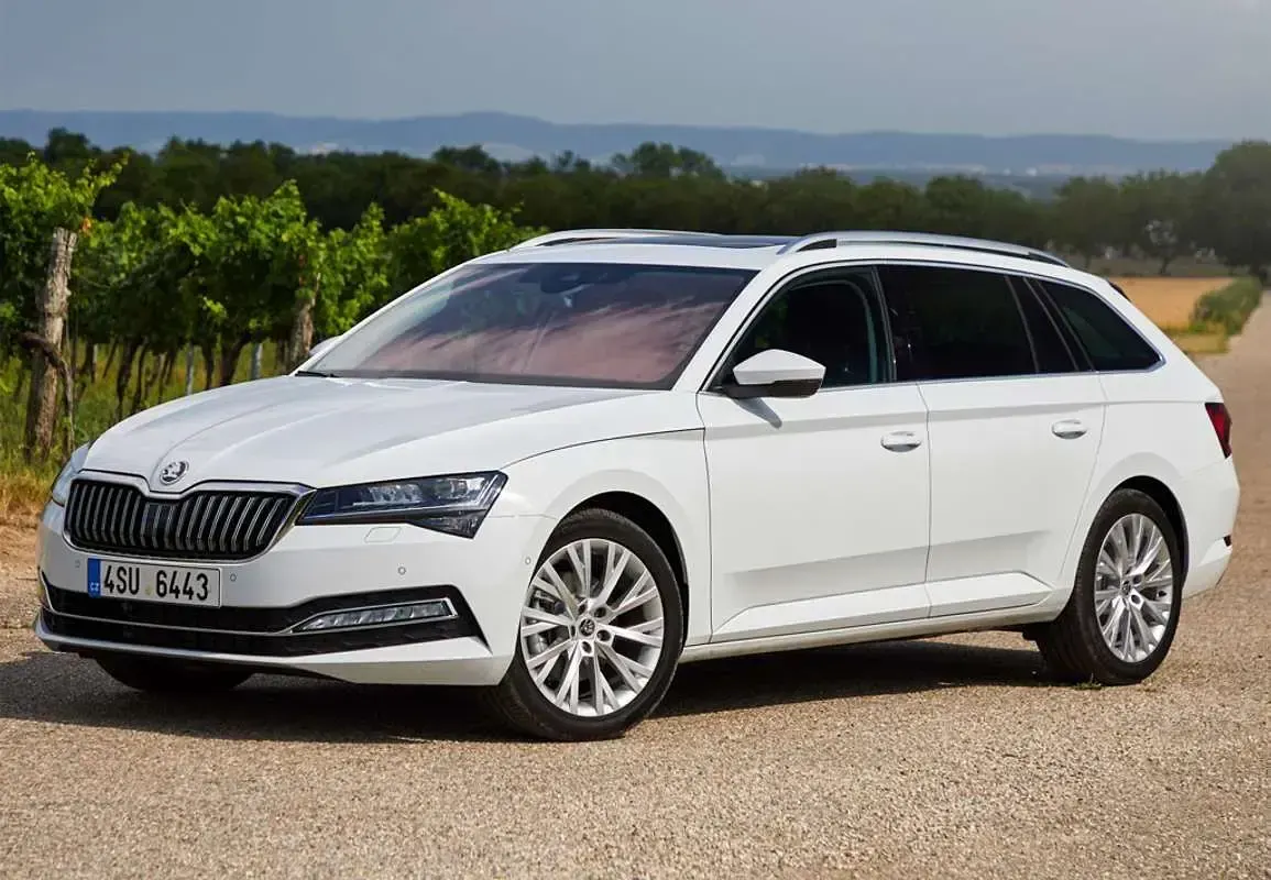 Usado Skoda Superb Ambition 150 CV (110 kW) 2019 Gris Familiar