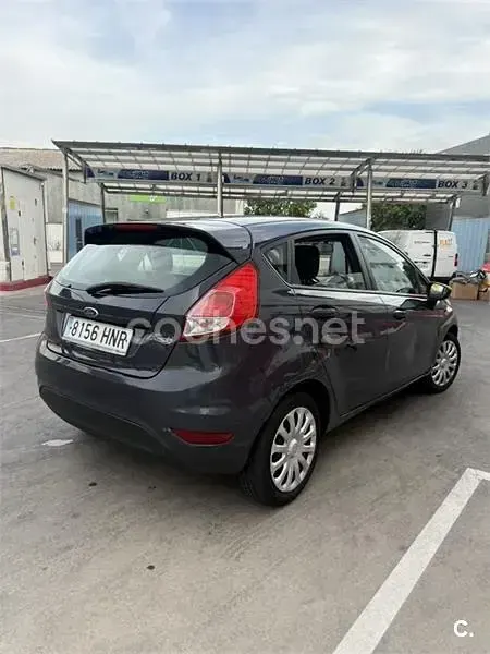 Usado Ford Fiesta Trend 82 CV (60 kW) 2013 Gris / plata Berlina