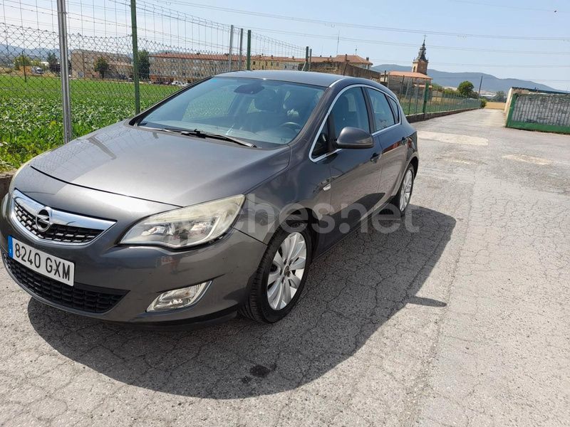 Gris / plata Usado 2010 Opel Astra Cosmo Berlina | 4990 € (Precio justo) - Imagen 1/4