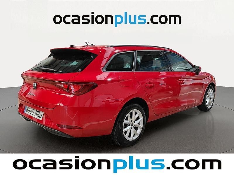 Usado Seat Leon Style 110 CV (80 kW) 2022 Rojo Monovolumen