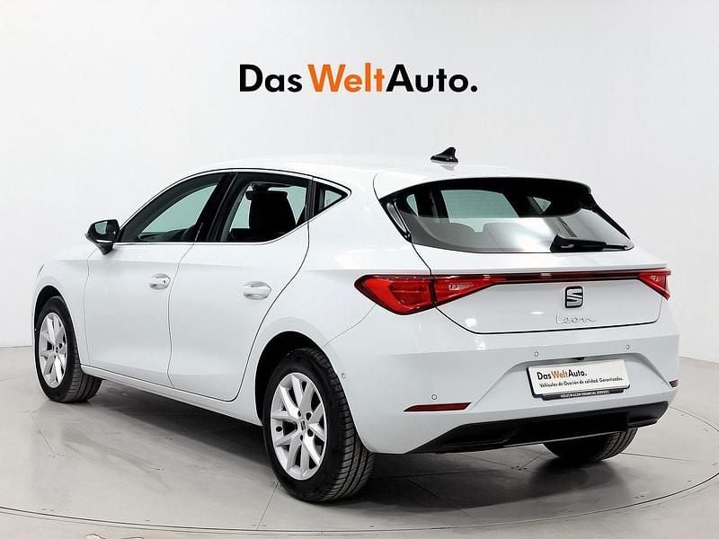 Usado Seat Leon Style 116 CV (85 kW) 2025 Blanco Berlina