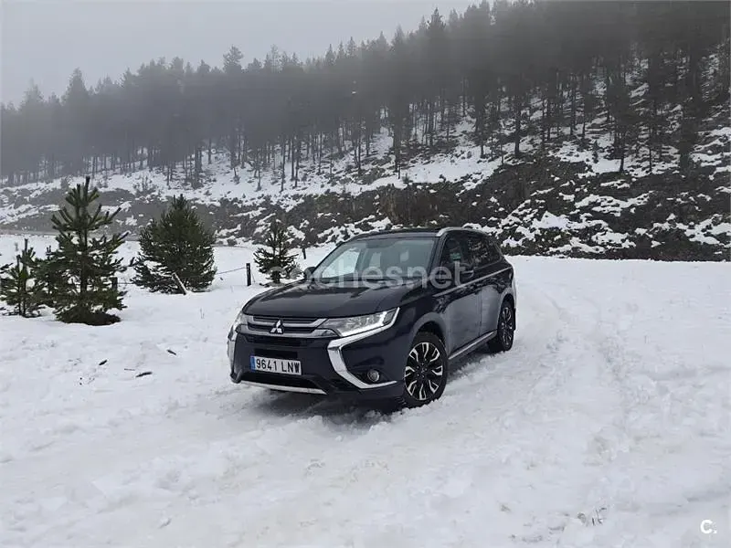 Usado Mitsubishi Outlander P-HEV 203 CV (149 kW) 2015 Negro SUV
