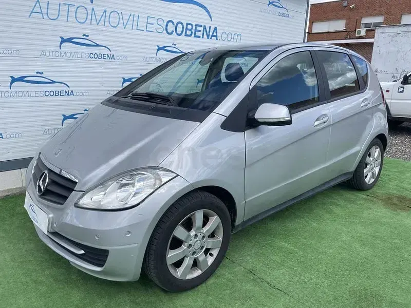 Usado Mercedes A180 Style 109 CV (80 kW) 2012 Gris / plata Berlina