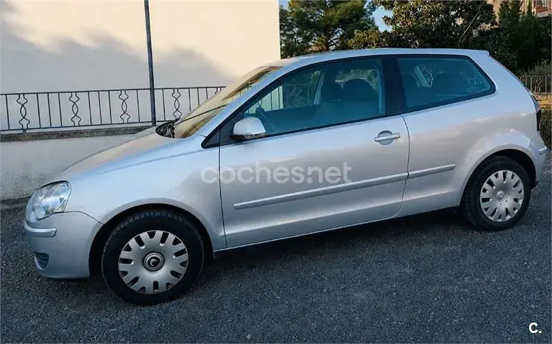 Usado VW Polo Advance 75 CV (55 kW) 2005 Gris / plata Utilitario