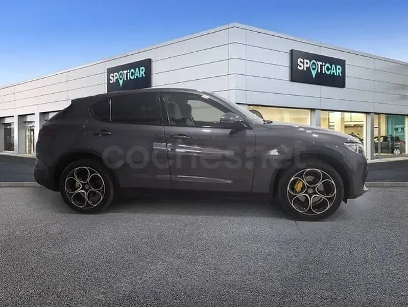 Usado Alfa Romeo Stelvio Executive 210 CV (154 kW) 2019 Gris / plata SUV