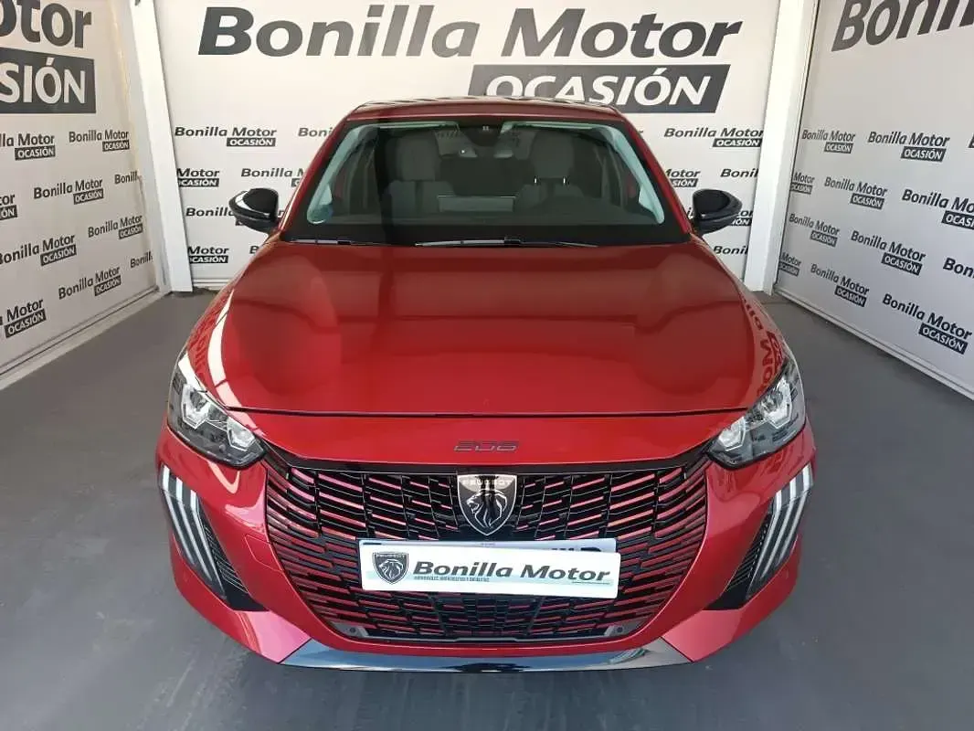 Usado Peugeot 208 Allure 101 CV (74 kW) 2024 Rojo Utilitario