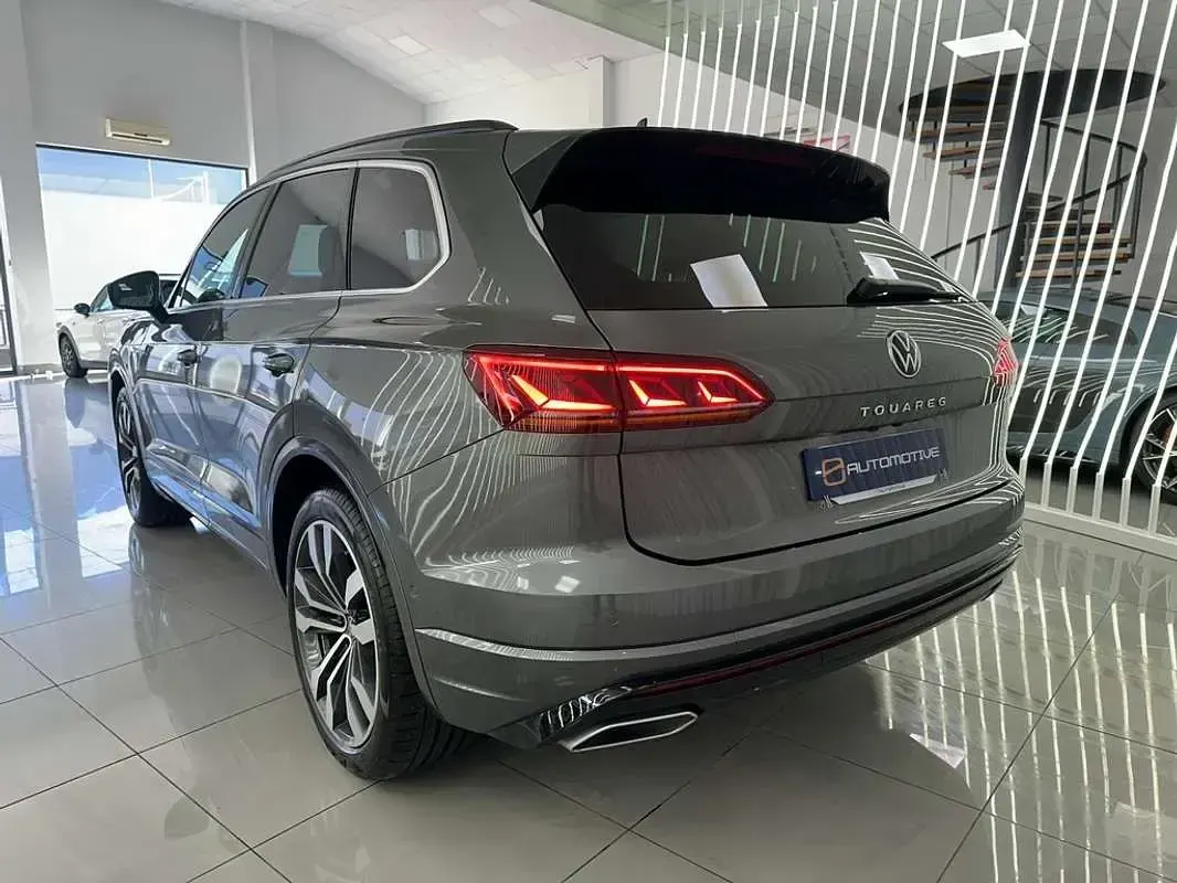 Usado VW Touareg R-line 286 CV (210 kW) 2022 Gris SUV