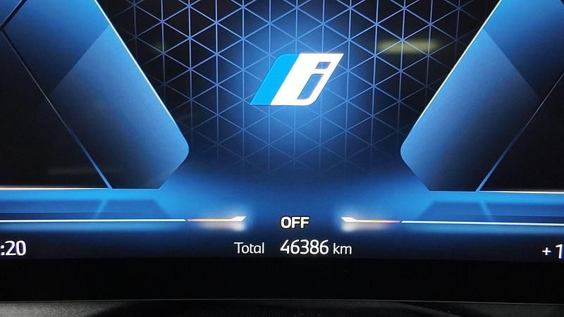 Usado BMW 550e M Sport 490 CV (360 kW) 2024 Azul Berlina