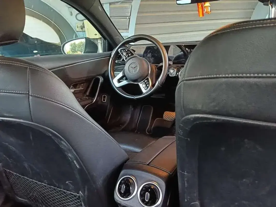 Usado Mercedes A180 116 CV (85 kW) 2020 Gris Utilitario