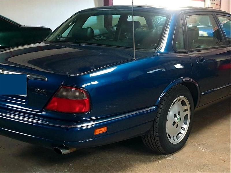 Usado Jaguar XJ 245 CV (180 kW) 1995 Azul Berlina