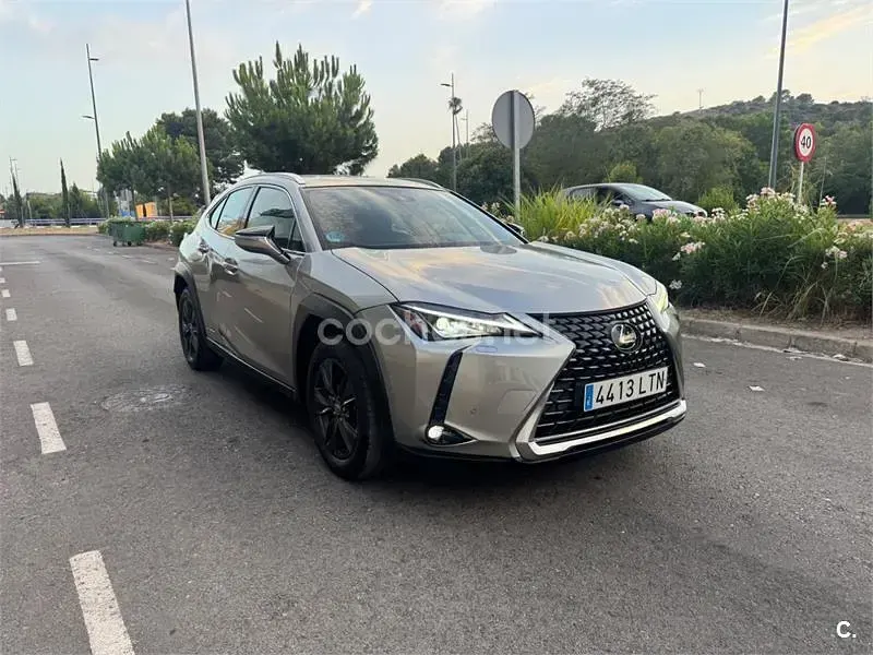 Usado Lexus UX Business Edition 184 CV (135 kW) 2021 Gris / plata SUV
