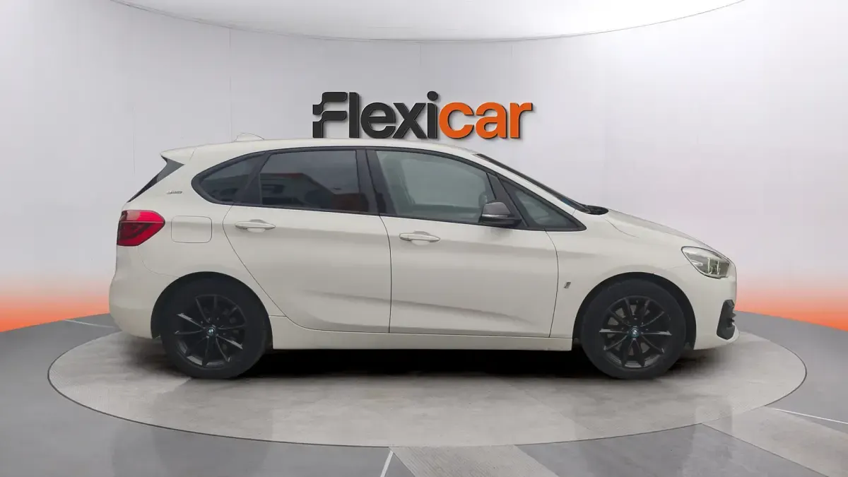 Usado BMW 225 Active Tourer iPerformance 224 CV (164 kW) 2019 Blanco Monovolumen