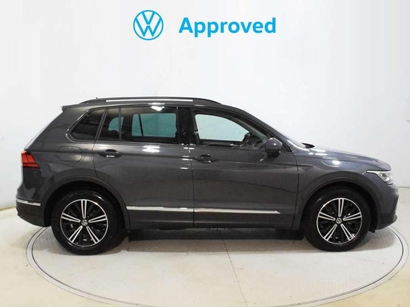 Usado VW Tiguan Life 150 CV (110 kW) 2022 Gris SUV