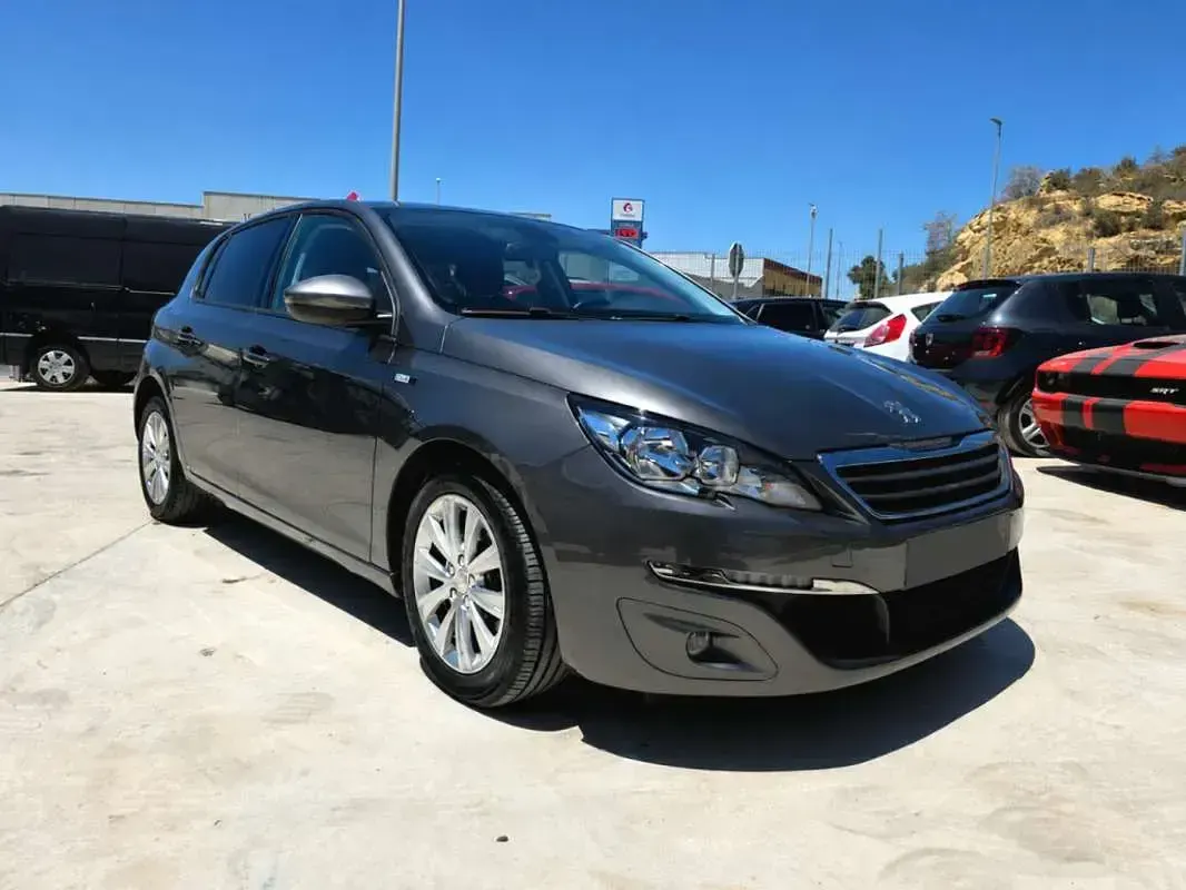 Usado Peugeot 308 Allure 120 CV (88 kW) 2016 Gris Utilitario