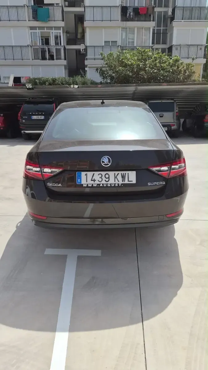 Usado Skoda Superb 190 CV (139 kW) 2019 Negro metalico
