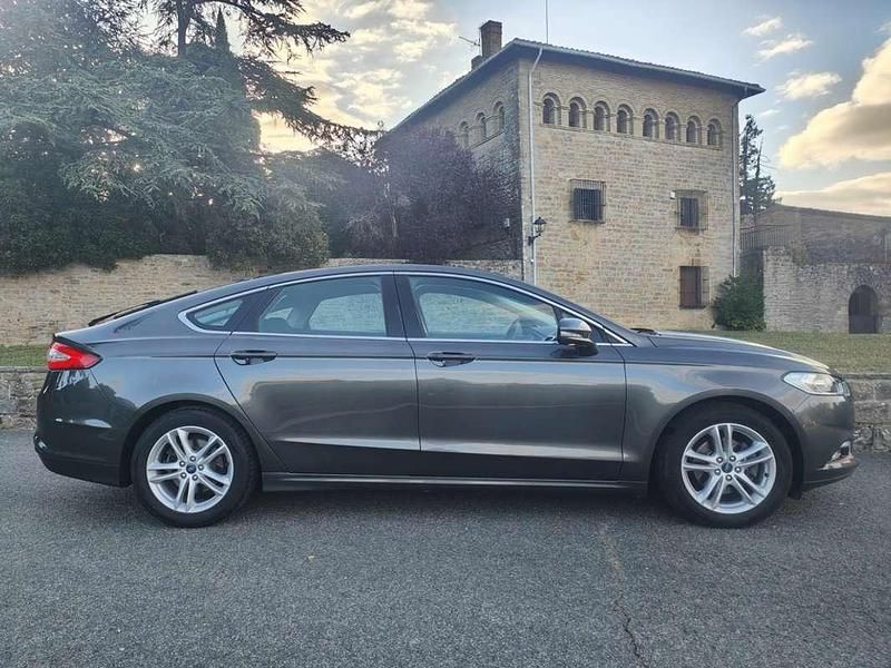 Usado Ford Mondeo Trend 160 CV (117 kW) 2017 Gris Berlina