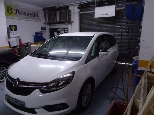 Usado Opel Zafira Family 140 CV (102 kW) 2018 Blanco Monovolumen