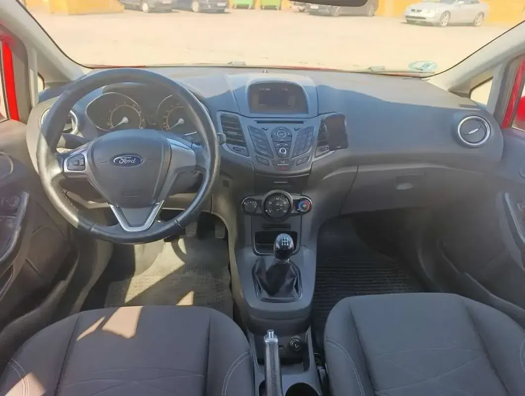 Usado Ford Fiesta Trend 82 CV (60 kW) 2016 Rojo Utilitario