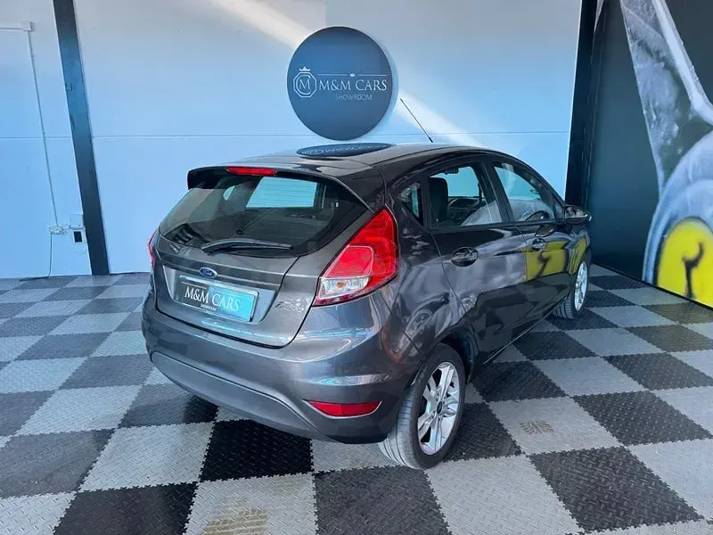 Usado Ford Fiesta Trend 75 CV (55 kW) 2016 Gris / plata Utilitario
