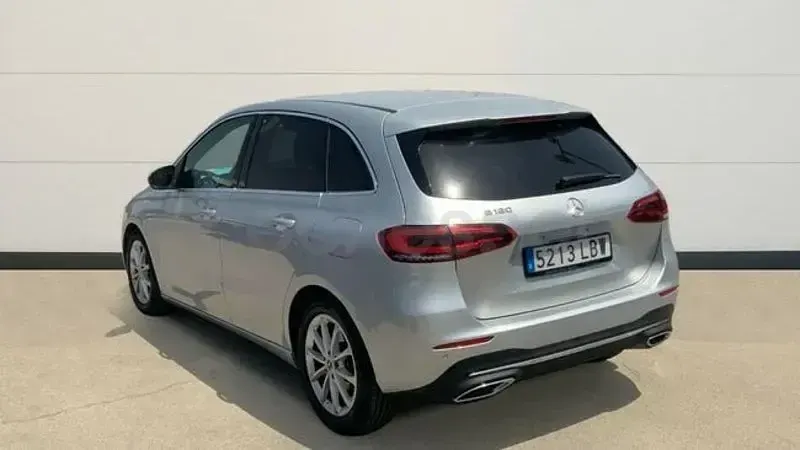 Usado Mercedes B180 136 CV (100 kW) 2019 Gris / plata Utilitario