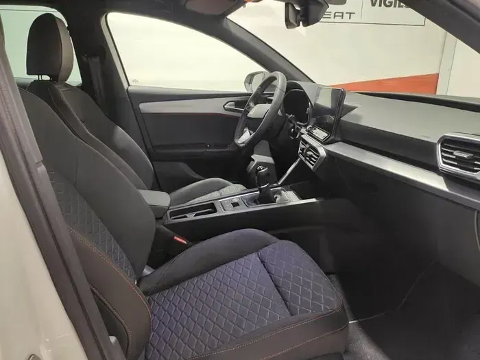 Usado Seat Leon FR 150 CV (110 kW) 2022 Blanco Berlina