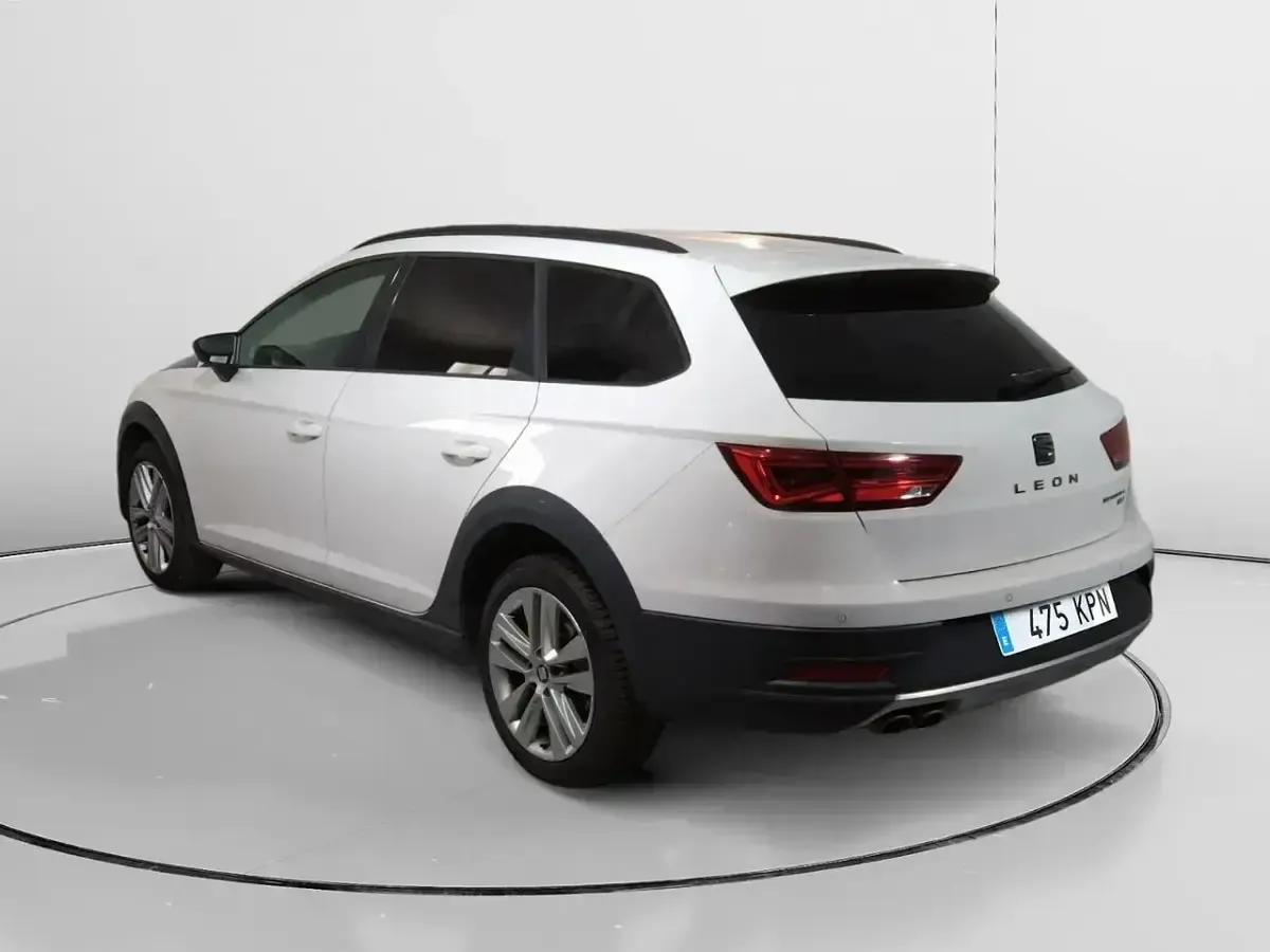 Usado Seat Leon 4Drive 150 CV (110 kW) 2018 Blanco Familiar