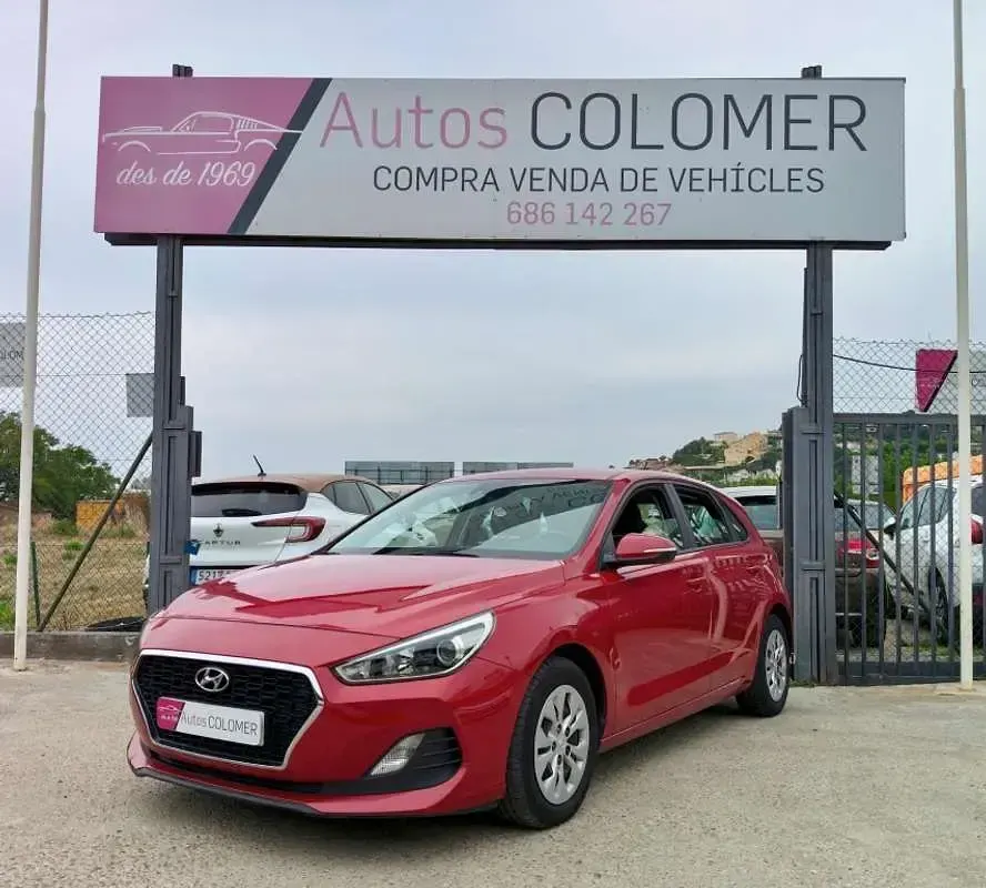 Usado Hyundai i30 120 CV (88 kW) 2019 Rojo Utilitario