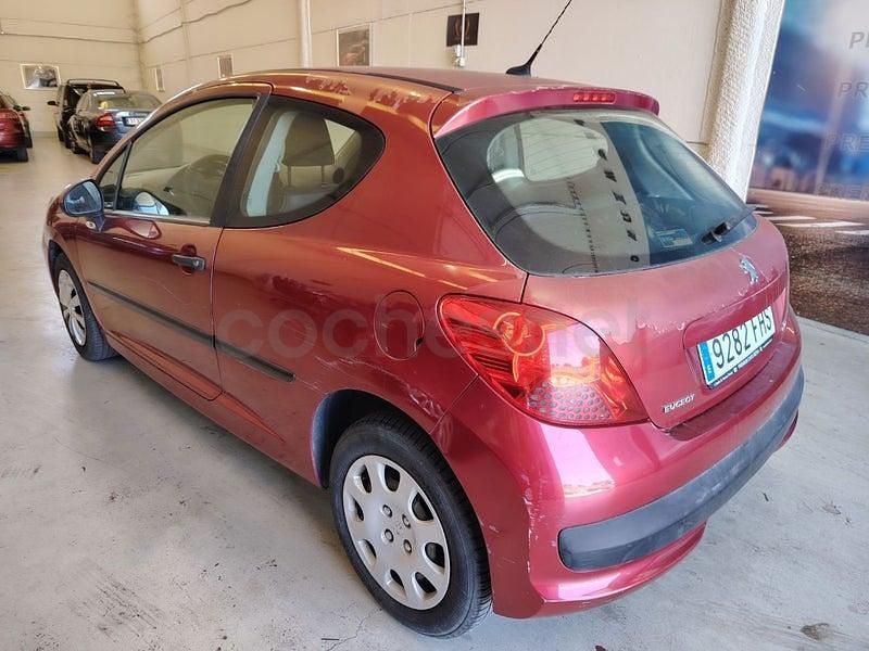 Usado Peugeot 207 75 CV (55 kW) 2006 Rojo Berlina