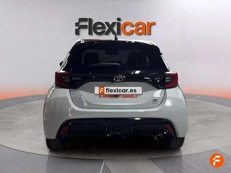 Usado Toyota Yaris Hybrid Plus 131 CV (96 kW) 2024 Blanco Utilitario