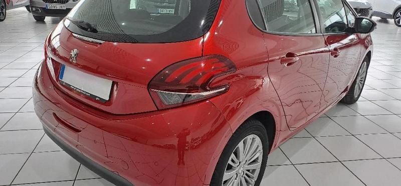 Usado Peugeot 208 82 CV (60 kW) 2019 Rojo Utilitario