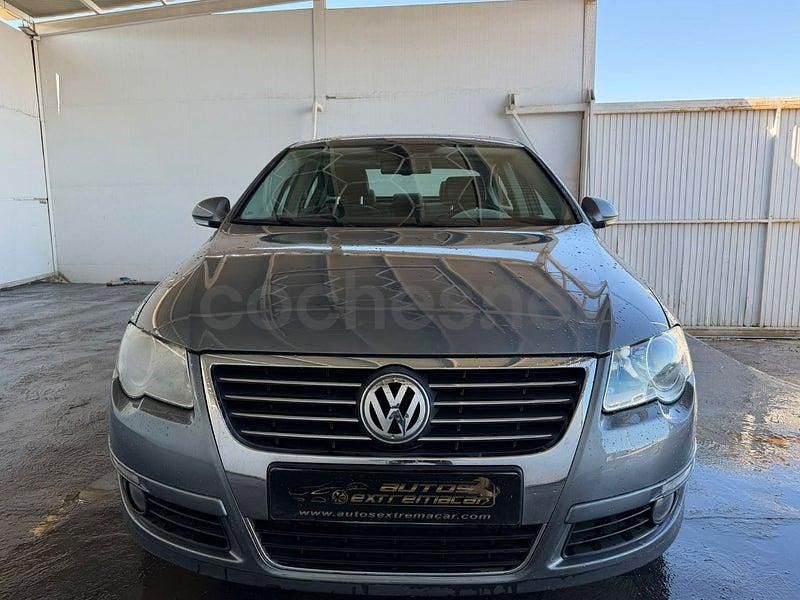 Usado VW Passat Highline 140 CV (102 kW) 2006 Gris / plata Berlina