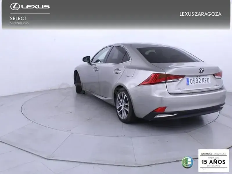 Usado Lexus IS300h Executive Line 223 CV (164 kW) 2017 Gris / plata Berlina