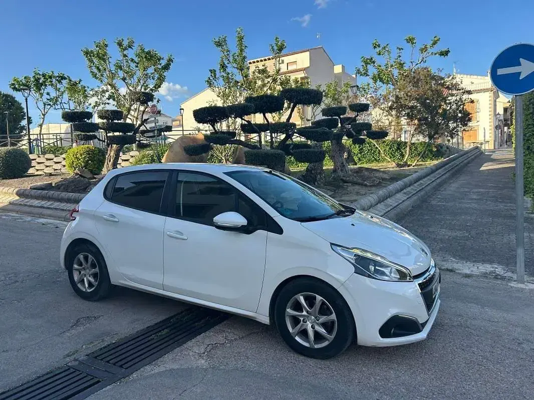Usado Peugeot 208 Allure 99 CV (72 kW) 2015 Blanco Utilitario