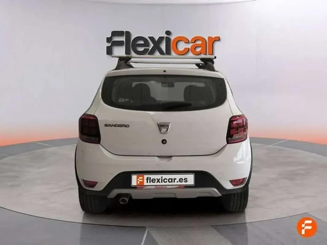 Usado Dacia Sandero Comfort 91 CV (66 kW) 2018 Blanco Utilitario