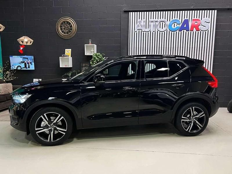 Käytetty Volvo XC40 150 HP (110 kW) 2020 Musta Katumaasturi