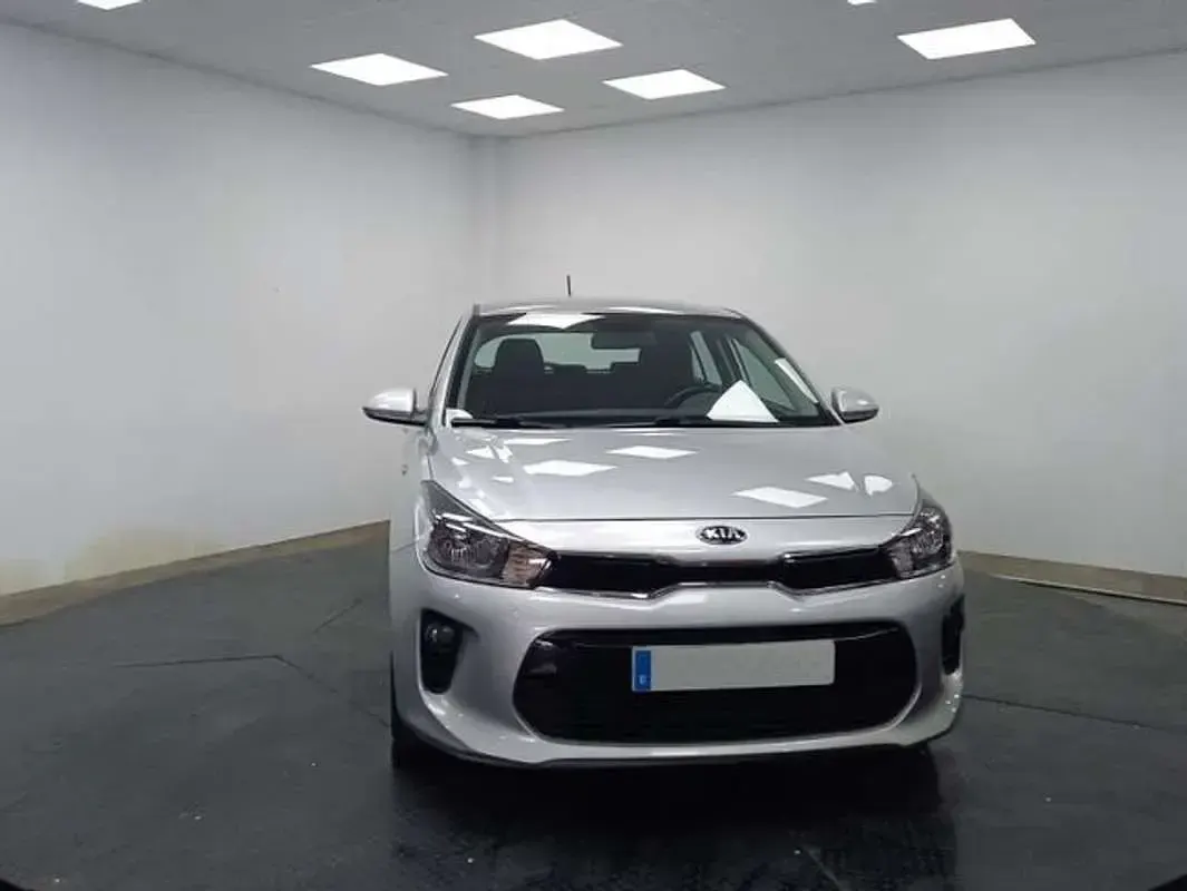 Usado Kia Rio Urban 84 CV (61 kW) 2020 Gris Berlina