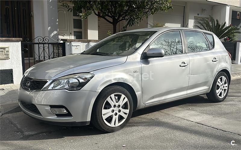 Usado Kia Ceed 90 CV (66 kW) 2010 Gris / plata Utilitario